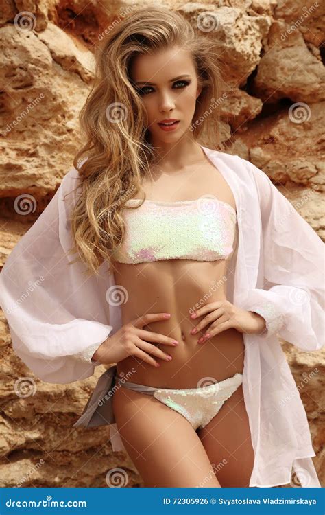 Donna Sexy Con Capelli Biondi In Bikini Che Posa Sulla Spiaggia Di My Xxx Hot Girl