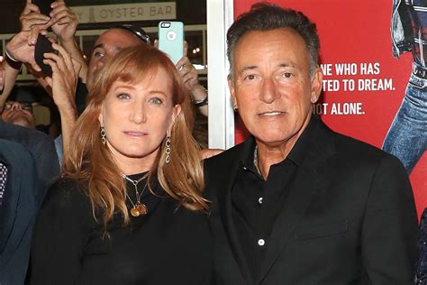 Bruce Springsteen Honors Wife Patti Scialfa As She S Inducted Into N J