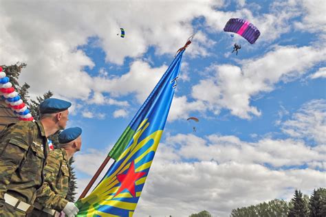 Jun 17, 2021 · добавить тему. флаг день вдв береты парашютисты облака небо HD обои для ...