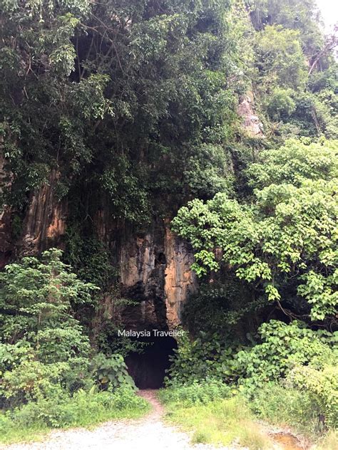 Tasik cermin dalam kawasan gunung rapat dan orang ramai perlu melalui kawasan jalan tidak berturap, berbatu kelikir dan penuh debu. Tasik Cermin - Visit Ipoh's Idyllic Lake While You still Can