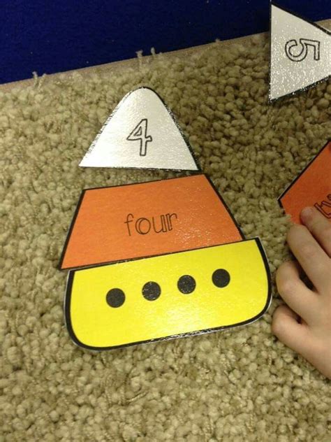 Este juego es para tantos niños como sean posibles. Numbers association activity | Halloween preescolar, Matemáticas halloween, Matematica ejercicios