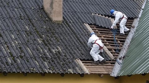 Azbest se kao izolacijski materijal još uvijek može naći u nekim građevinama, ali se upotrebljavao i u oblogama kočnica te za brtvljenje cijevi i bojlera (npr. Općina Svetvinčenat - OBAVIJEST VLASNICIMA GRAĐEVINA KOJE ...