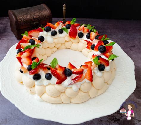 Decorate A Wreath With This Christmas Pavlova For A Light And Refreshing Dessert The Pavlova
