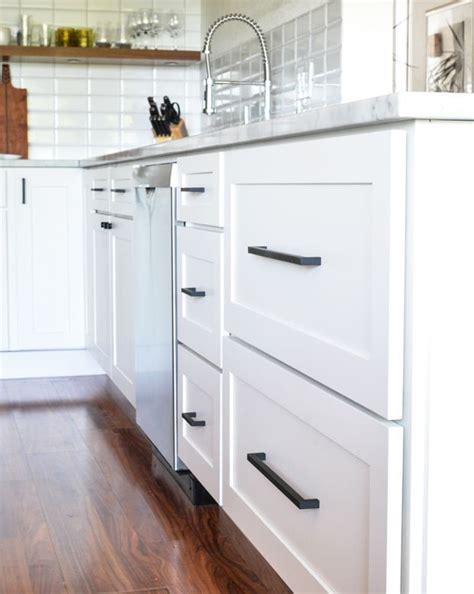 By simply adjusting your cabinet hardware, you can create different design styles without refacing your cabinets. 275c9fcc3f48aa70abc03113ace96ca3--matte-black-handles ...