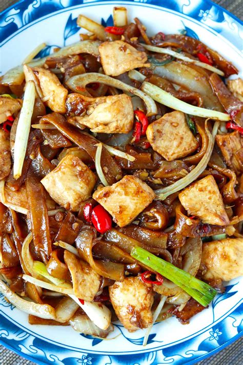 Chicken Chow Fun Cantonese Style Stir Fried Noodles That Spicy Chick