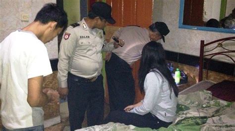 Empat Pasangan Mesum Tertangkap Basah Sedang Lupa Daratan Di Hotel