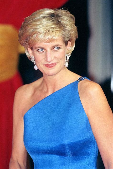 16 Photos Of Princess Diana That Show Her Changing From Shy Teenager To