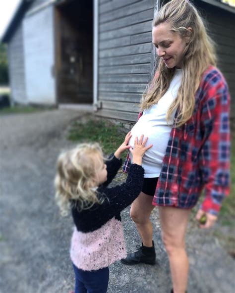 Amanda Seyfried Compartilha Primeira Foto Da Segunda Gravidez Após
