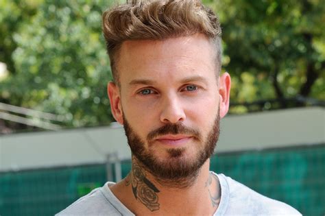 In france, it's a different story entirely. Matt Pokora : Prêt à tout pour ses fans ! - Star 24