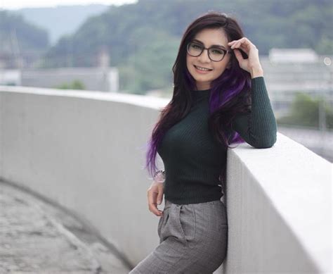 Whose real name is nur fazelah @ zizie mad tahil, said she decided to change her dressing after her mother sent her a long message about the matter. 5 artis kelahiran borneo yang MUNGKIN anda tidak tahu ...