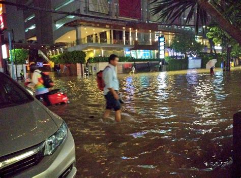 Waspada Puncak Musim Hujan Di Jakarta Rawan Banjir Kabar24 Bisnis Com