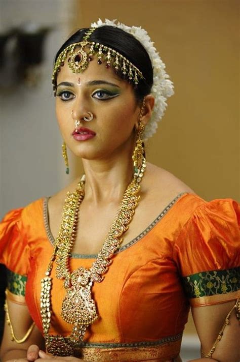 Telugu Actress Anushka Shetty Stills From Nagavalli Movie Hd Phone