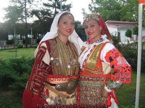 Македонски жени во традиционални народни носии Macedonian Women In