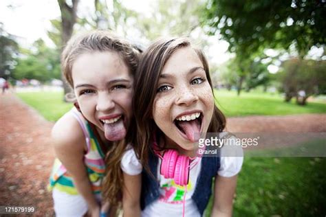 teenage girls and sticking out tongue photos et images de collection getty images