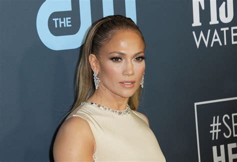 Jennifer Lopez 53 Ans époustouflante Dans Sa Robe De Noël