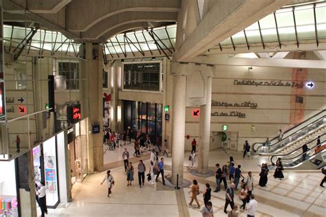 This article will let you know how to link an image from a 3rd party hosting provider, from services like photobucket, imgur, imageshack, and etc. Fichier:Paris Forum des Halles 2012 05.jpg — Wikipédia