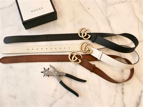 I started off with the black belt since i own a black gucci bag, that way my bag and belt would match when i wanted them to. Gucci Marmont Belt - Sizing And Adding Holes