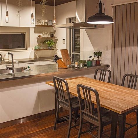 ペンダント（pendant）とは、ぶら下げたり、吊り下げて用いる装身具その他の道具類の呼称。 語源を辿るとラテン語の「pendere ペンデレ（ぶらさげる、つりさげる）」があり、これが13世紀の古フランス語では 「pendre パンド. 【失敗談？】キッチンのペンダントライトのバランスを考える ...