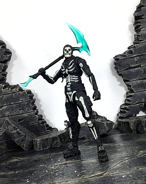 Mcfarlane Toys 7 Walgreens Exclusive Fortnite Green Glow Skull Trooper Figure Video Review And