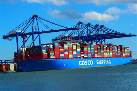 Στο λιμάνι του Πειραιά το mega containership «Cosco Shipping Taurus ...