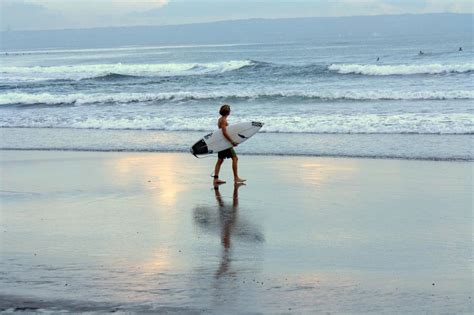 Surfen Op Bali Backpackeninaziënl