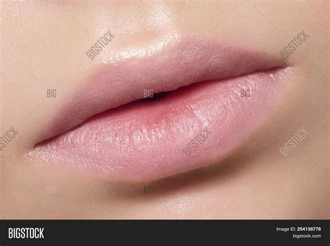 natural lips photography