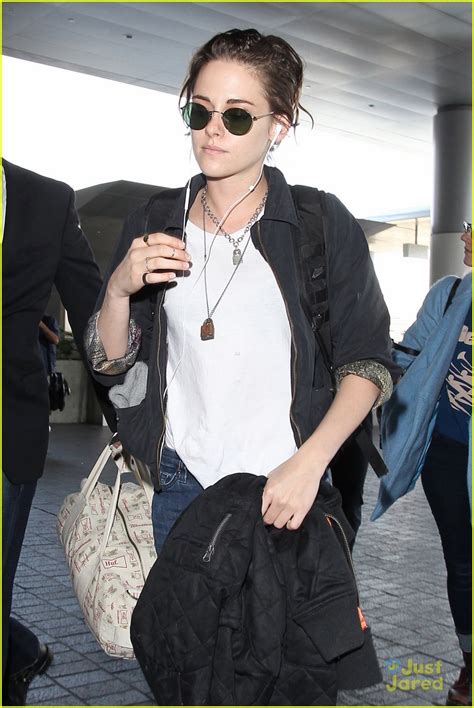 Full Sized Photo Of Kristen Stewart Airport Arrival Earbuds In Los