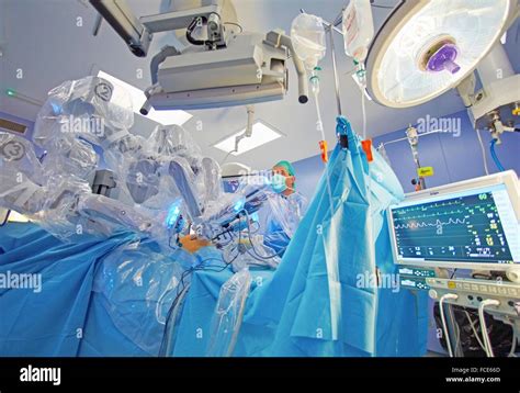 Salle D Op Ration La Chirurgie Robotique Du Cancer De La Prostate Robot Chirurgical Da Vinci