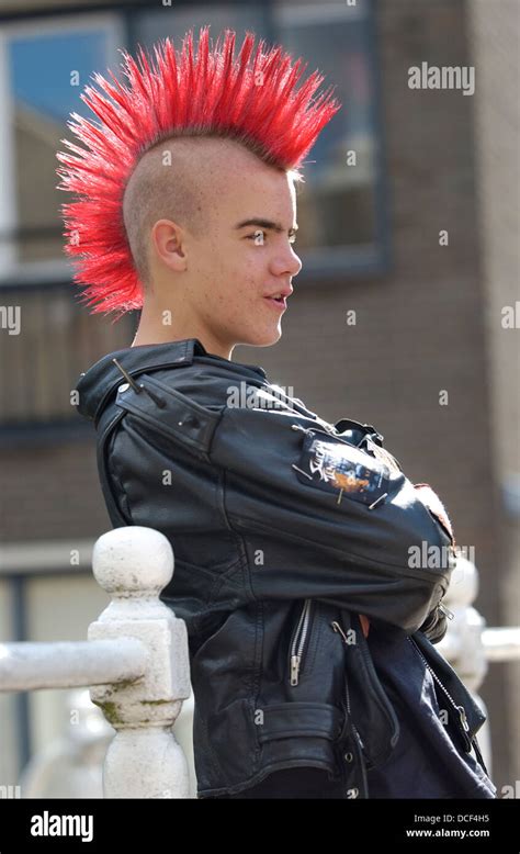 Punk Boy Red Hairstyle Fotos Und Bildmaterial In Hoher Auflösung Alamy