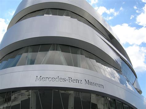 Und das mit mehr als autos. Mercedes-Benz Museum (Untertürkheim, 2006) | Structurae