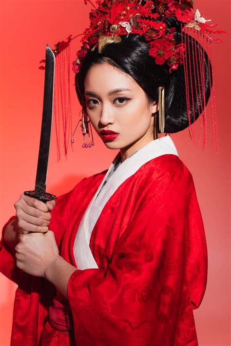 赤を基調とした伝統的な着物姿のアジア人女性 ロイヤリティフリー写真・画像素材