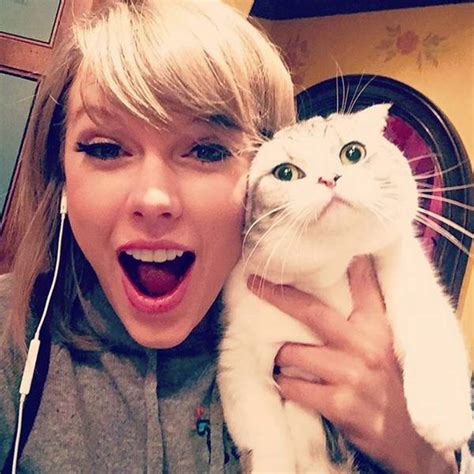 Taylor Swift Licks Hand Like Cat Grammys 2016 Glamour Uk