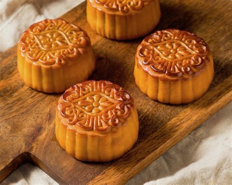 Food offerings made to deities are placed on an altar set up in the courtyard, including apples, pears, peaches, grapes, pomegranates, melons, oranges and pomelos: Mid-Autumn Festival Mooncake Recipes That Will Have You ...