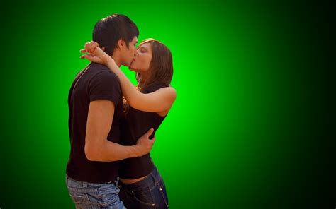Couple Kissing Hd Wallpapers 1080p The Hd Wallpaper Of A Kissing Couple With A White