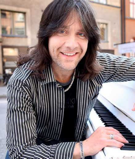 Robert wells is a swedish pianist, composer and singer, best known for his highly successful musical extravaganza rhapsody in rock which has achieved great prominence in scandinavia. Robert Wells vill göra Kinas OS-låt | Aftonbladet