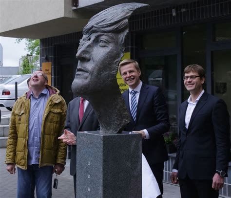 Vilniuje atidengtas paminklas Dž. Lenonui | Alkas.lt