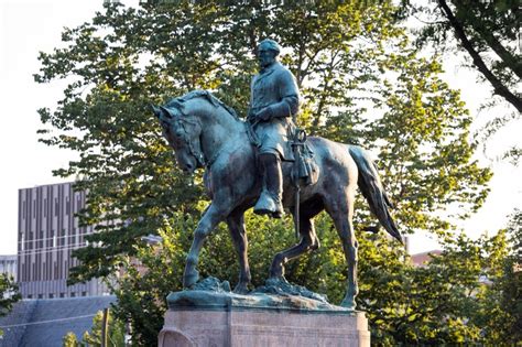 Charlottesville To Take Down Robert E Lee Statue That Was Focus Of