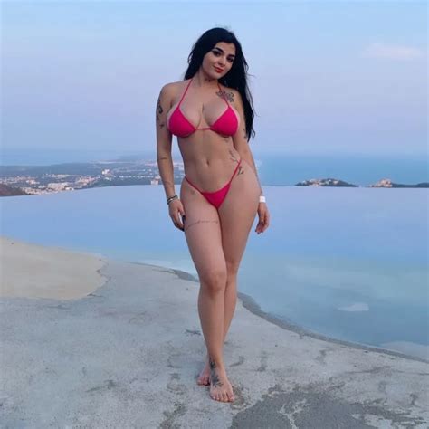 Karely Ruiz Deslumbra En La Playa Con Bikini Rojo Colormusic