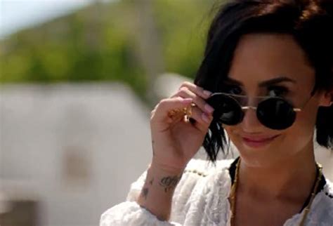 Demi Lovato Estrela O Trailler Do Victorias Secret Swim Special