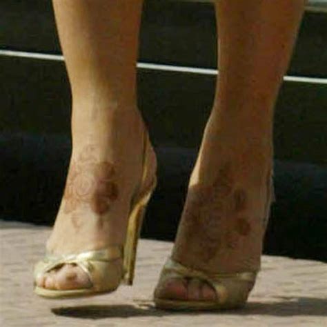Elizabeth Hurleys Sexy Feet And Legs In Hot High Heels