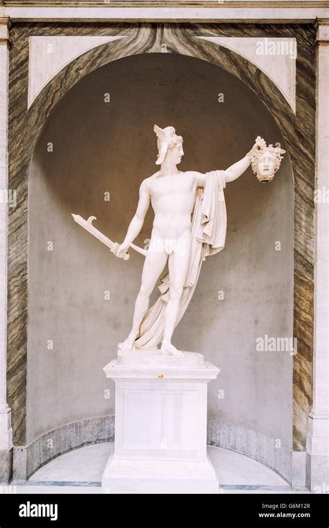 El Museo Del Vaticano La Estatua De Mármol De Perseo Sosteniendo La