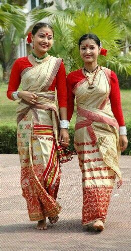 Bihu Dancers Assam India North East Indian Costume Ethnique Indian Costumes Instagram Queen