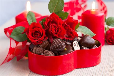 Roses Et Bonbons Au Chocolat Pour La Saint Valentin Photos Stock