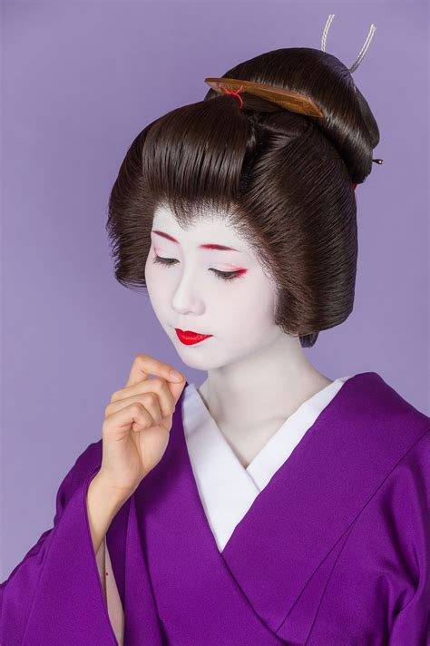 Geisha Mamehana In Purple 1 Japanese Geisha Japanese Beauty Japanese