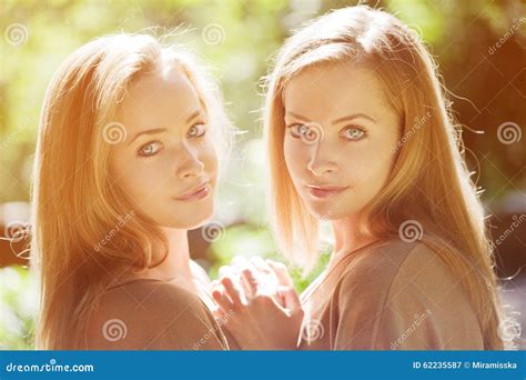 jumeaux un groupe de jeunes belles filles plan rapproché de visage de deux femmes image stock