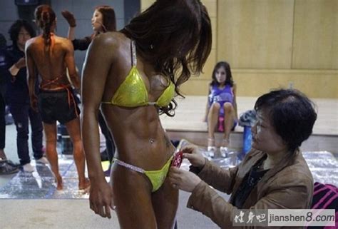 韩国举办健美赛 女选手身材健硕前凸后翘 健身吧