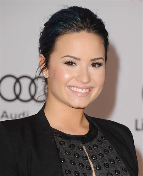 Demi Lovatos Glowing Skin Nude Lips And Long Lashes Are So Stunning