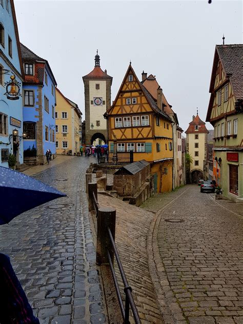 Die betreiber der monteurunterkünfte sind auf die speziellen anforderungen eingestellt und bieten oftmals vergünstigte. Rothenburg ob der Tauber | "Plönlein" on a rainy Saturday ...