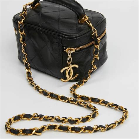 Vanity case chanel couleur : CHANEL Vintage Vanity Case Black Leather Bag For Sale at ...