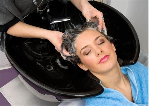 During the first 48 hours after a color service, the pigments of the salon color are still settling—meaning if you shampoo your hair too soon after an appointment, it can cause your hue to fade quicker. Steps On How to Wash Your Hair | CRUCKERS
